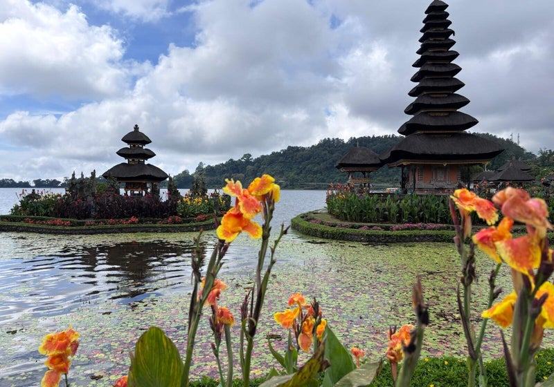 Le temple d’Ulun Danu Beratan bordé de fleurs sur les rives du lac